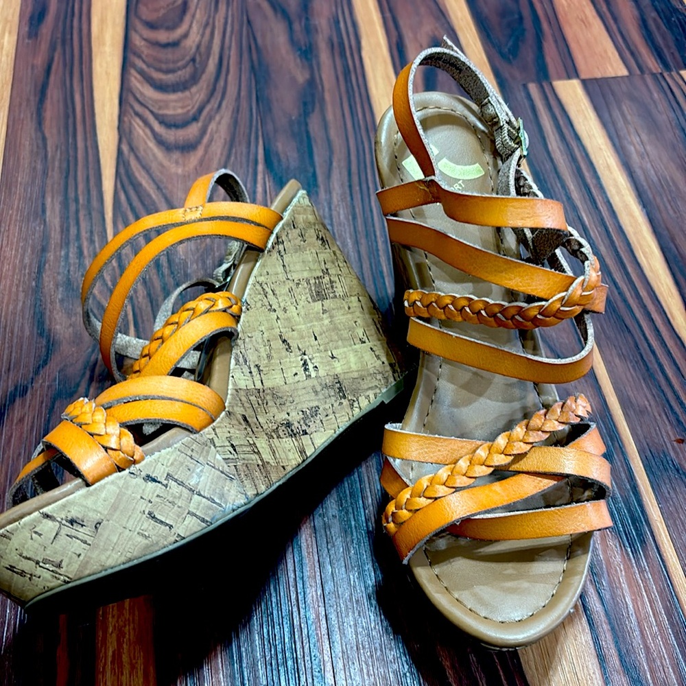 Report size 7 wedge lightly worn, some very small scuffs o. The cork wedge